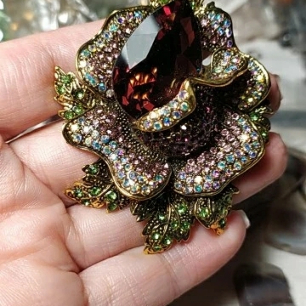 Brown rhinestone brooch - Picture 2 of 6